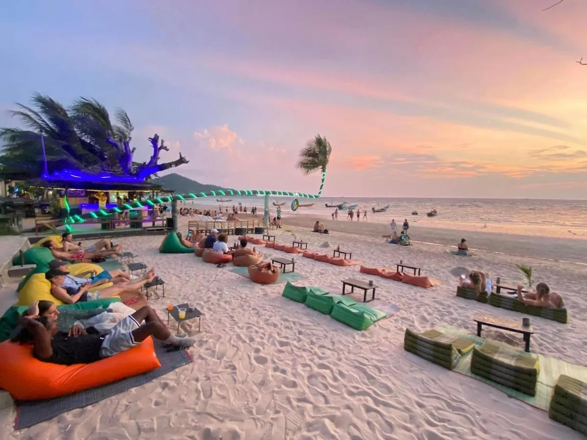 Lotus Party Hostel & Beach Bar Koh Tao